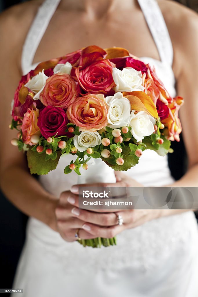Mariée en robe blanche tenant superbe Bouquet nuptial de couleur - Photo de Adulte libre de droits