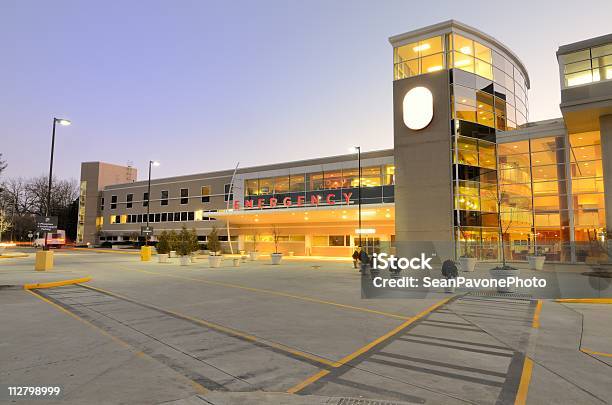 Hospital Foto de stock y más banco de imágenes de Hospital - Hospital, Arquitectura exterior, Aire libre