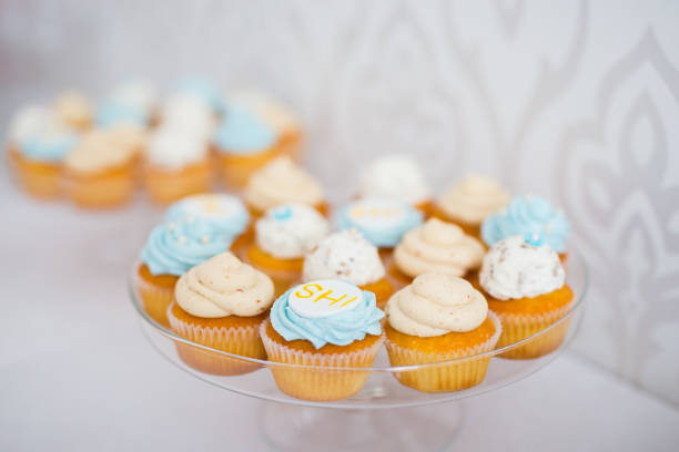 cupcakes de comunión primera - pastel de primera comunión fotografías e imágenes de stock