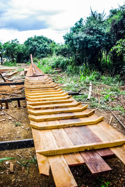construcción de un nuevo barco de madera de pesca en tailandia - rafting thailand river inflatable raft fotografías e imágenes de stock