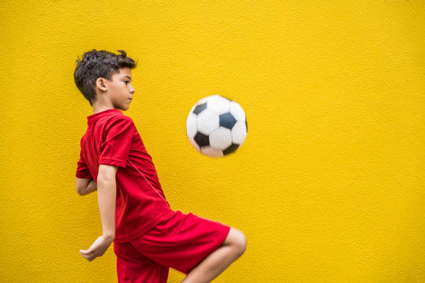 fußball spielen mit dem knie - soccer skill soccer ball kicking stock-fotos und bilder