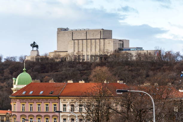 prager panorama mit jan zizka reiterstatue vor nationaldenkmal vitkov, tschechische republik, bewölkten tag - vitkov stock-fotos und bilder