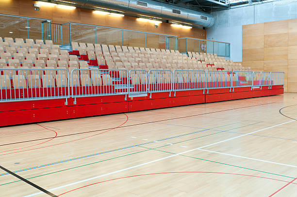 rojo soporte en sports hall - school gymnasium parquet floor sport empty fotografías e imágenes de stock