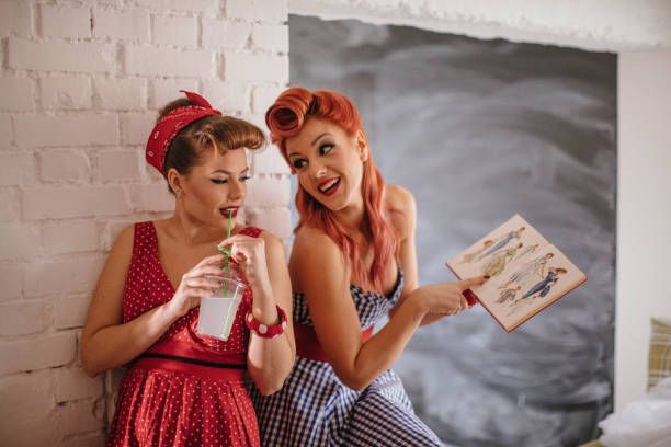 ретро дамы весело - women lollipop old fashioned red hair стоковые фото и изображения