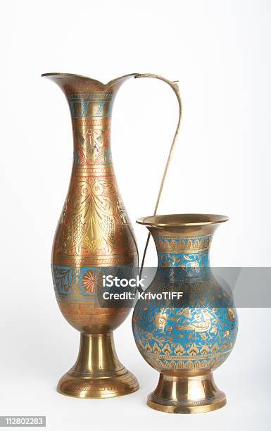 インドの花瓶 - デキャンタのストックフォトや画像を多数ご用意 - デキャンタ, ピッチャー, 金色