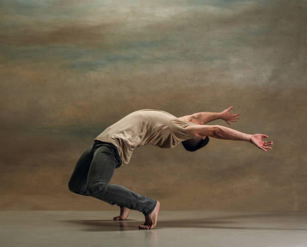 el joven de gris - ballet people dancing human foot fotografías e imágenes de stock