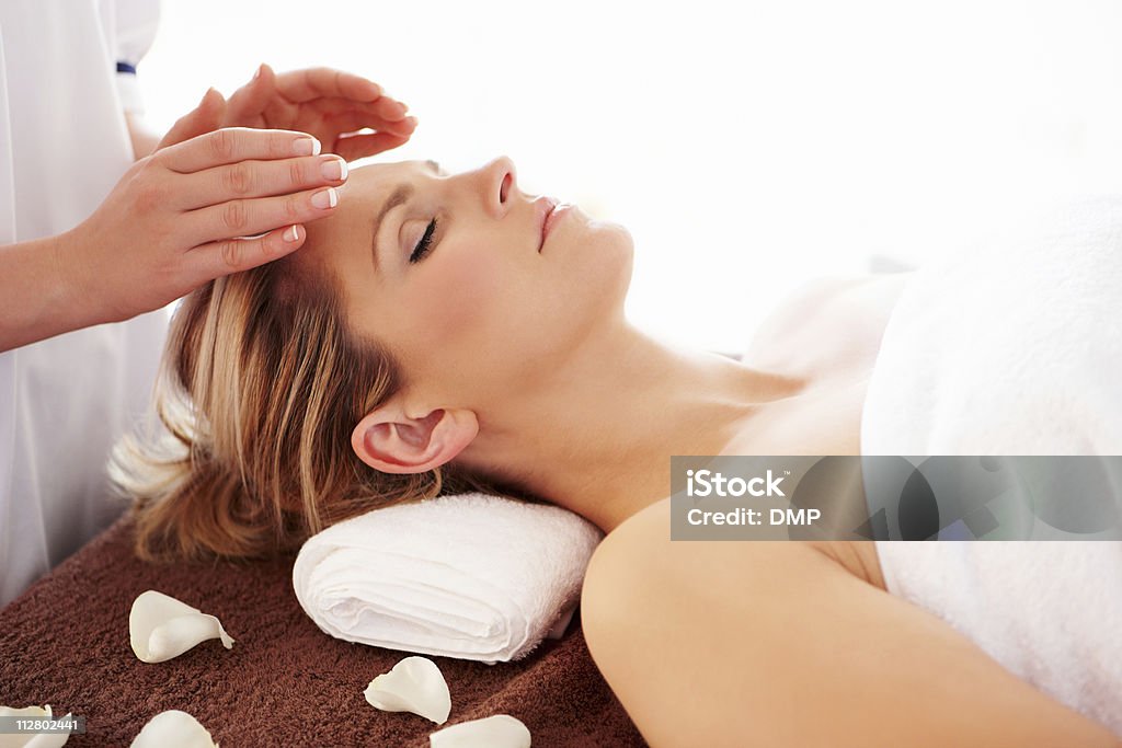 Mujer recibir un tratamiento Reiki - Foto de stock de Reiki libre de derechos