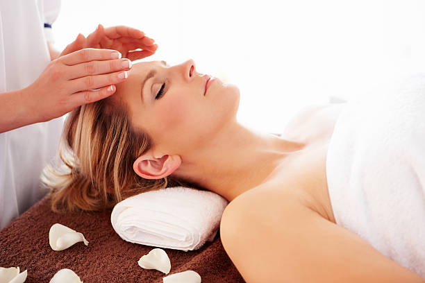 donna ottenere trattamento di reiki - head massage massaging beauty treatment massage therapist foto e immagini stock