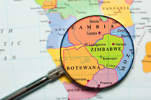 zimbabwe con lupa - zimbabue mapa fotografías e imágenes de stock