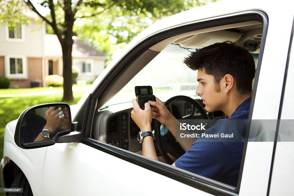 Teen enviando mensajes de texto mientras conducir - Foto de stock de Adolescente libre de derechos
