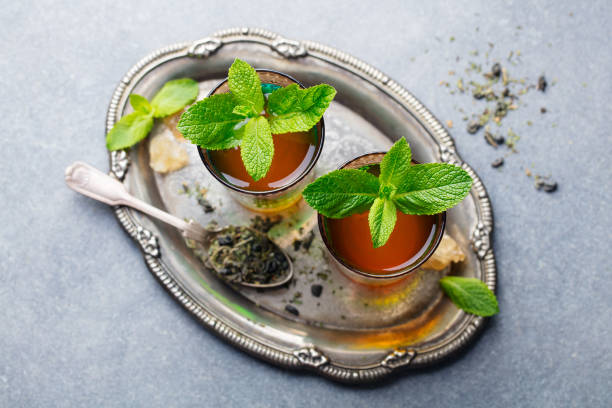 té de menta, la bebida tradicional marroquí en vidrio. vista superior. - mint tea peppermint tea green tea fotografías e imágenes de stock