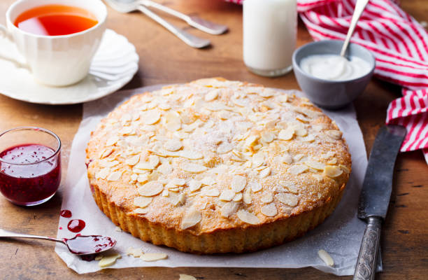 アーモンドとラズベリーのケーキ、ベイクウェル タルト。伝統的なイギリスの菓子。木製の背景。 - currant red currant red fruit ストックフォトと画像