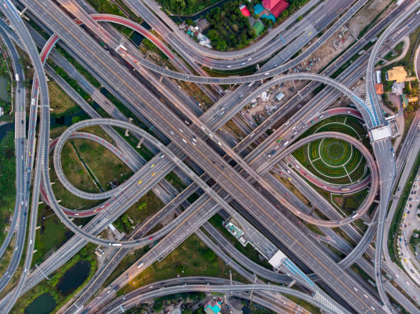 alto ángulo de mirada vertical vista del complicado cruce de carretera y autopista en la ciudad de bangkok de tailandia. tiro por drone puede utilizar para transporte o concepto abstracto. - complejidad fotografías e imágenes de stock