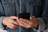 hand-des-mannes-mit-schwarz-smartphone-m