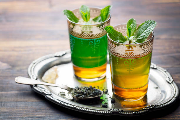 té de menta, la bebida tradicional marroquí en vidrio. copia espacio. - mint tea peppermint tea green tea fotografías e imágenes de stock