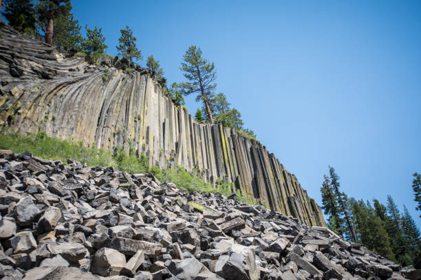 devils postpile m.n. no verão, no leste da sierra nevada da califórnia - devils lake - fotografias e filmes do acervo