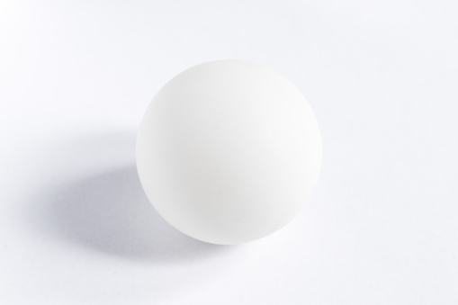 Una perfecta esfera blanca en el centro de un fondo blanco photo