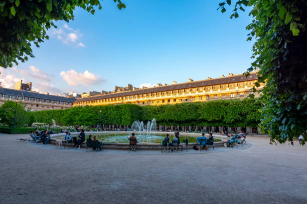 королевский сад пале в центре парижа, франция - palais royal стоковые фото и изображения