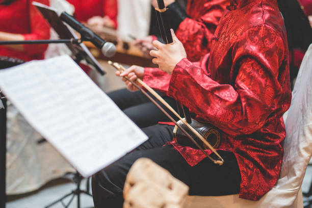 músico tocando erhu instrumento chinês tradicional - erhu - fotografias e filmes do acervo