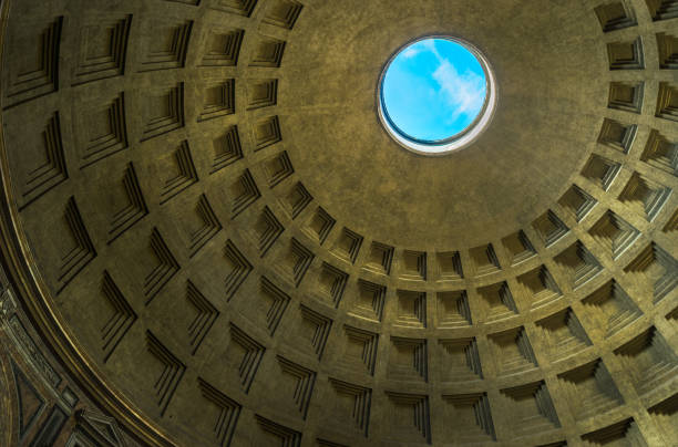 close-up da cúpula do panteão de roma, com o orifício circular no centro do qual o céu é visto - ancient rome pantheon rome church dome - fotografias e filmes do acervo