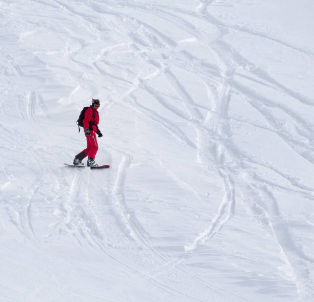 descida de snowboarder na pista de esqui de neve - snowboarding snowboard teenager red - fotografias e filmes do acervo