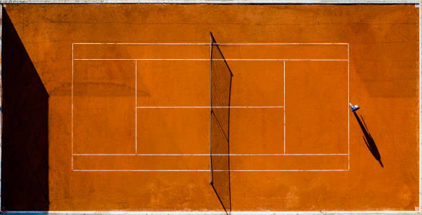 仕事の後のトレーニングは、選手とテニス裁判所の空撮。 - tennis court sports training tennis net ストックフォトと画像