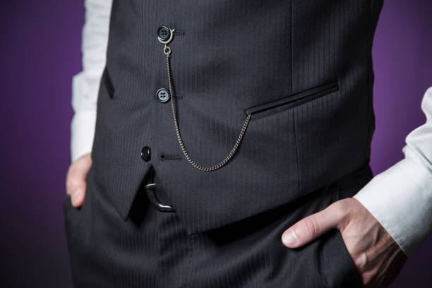 hombre en el clásico con reloj de bolsillo en el chaleco de la ropa y las manos en los bolsillos - lapel suit jacket necktie fotografías e imágenes de stock