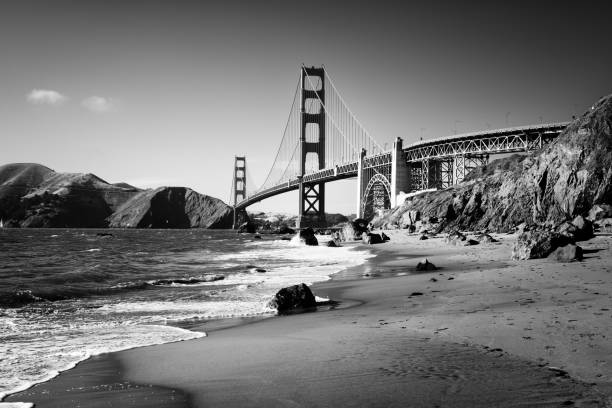 golden gate bridge, san francisco. black and white - bridge golden gate bridge cloud san francisco bay imagens e fotografias de stock