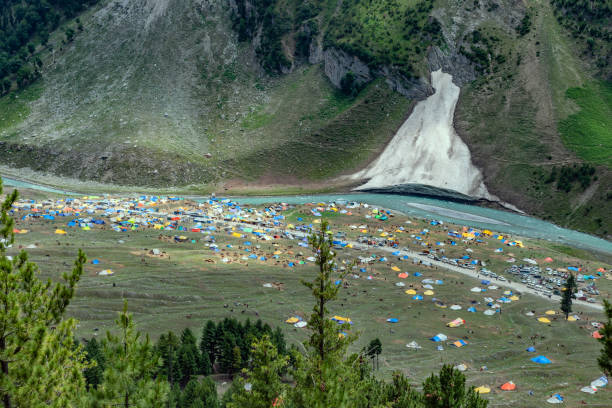 vista del campo base baltal sul fiume sindhu, passo zozila, jammu e kashmir, regione del ladakh, tibet, india, - motor vehicle outdoors crowd landscape foto e immagini stock