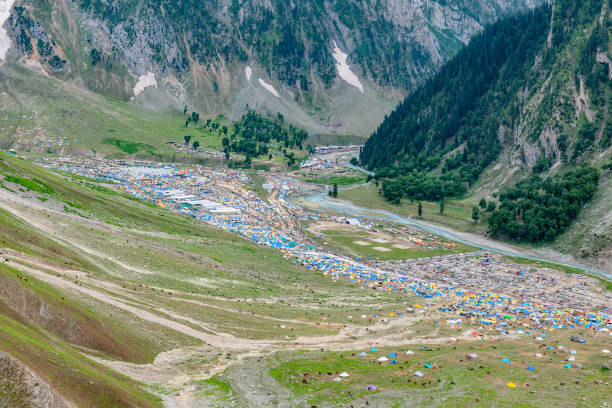 vue du camp de base baltal à la rivière sindhu, danyserre pass, jammu and kashmir, ladakh région, tibet, inde, - motor vehicle outdoors crowd landscape photos et images de collection