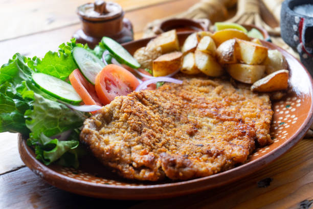 伝統的なミラネーゼ牛肉とフライド ポテト - schnitzel cutlet meal french fries ストックフォトと画像