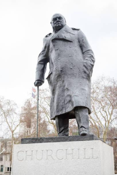 statua di winston churchill, parliament square, londra - winston churchill foto e immagini stock