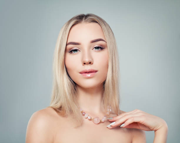 glamouröse schmuck-modell. perfekte blonde frau mit rosa perle halskette porträt - jewelry fashion model women gem stock-fotos und bilder