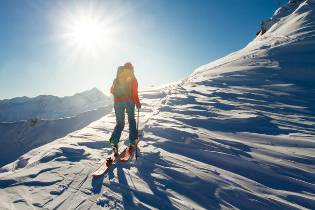 mädchen macht skibergsteigen allein in richtung der mountain pass in eine schöne strecke mit seehundsfell - telemark skiing stock-fotos und bilder