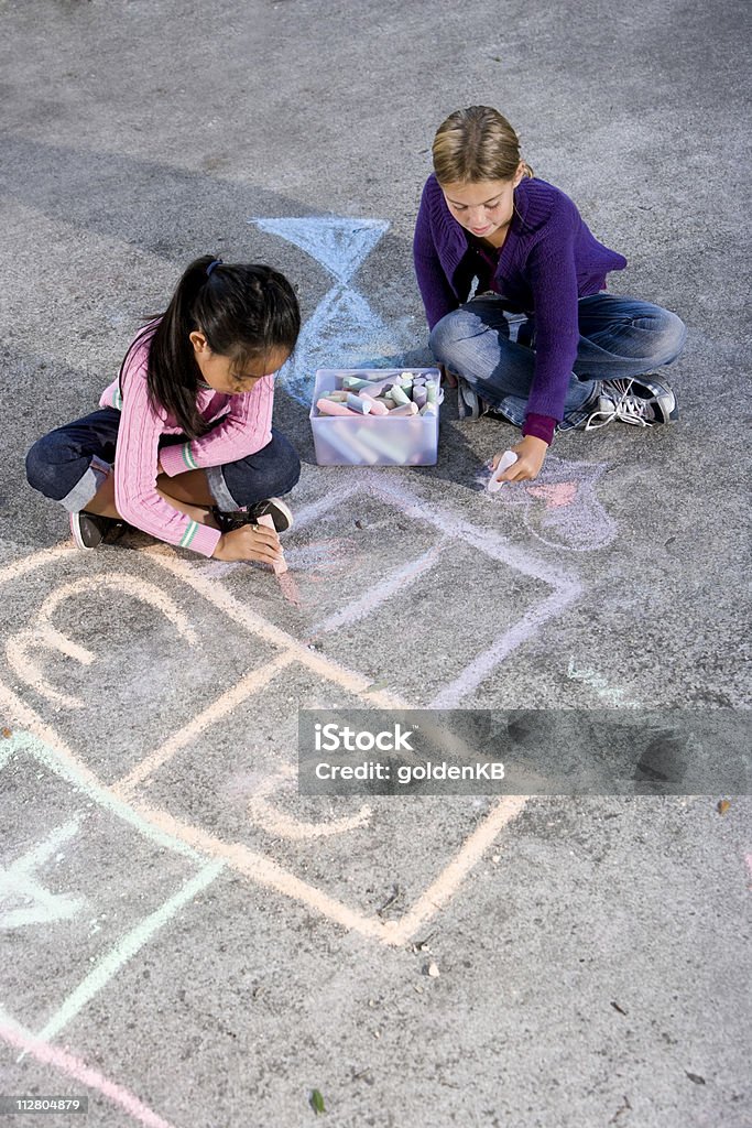 Mädchen spielen mit Gehweg chalk - Lizenzfrei Gehweg Stock-Foto