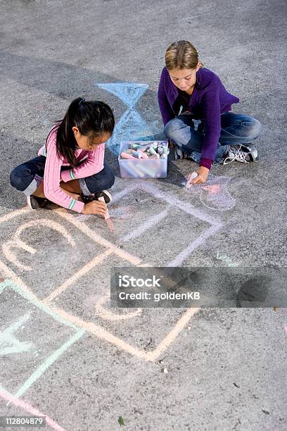Mädchen Spielen Mit Gehweg Chalk Stockfoto und mehr Bilder von Gehweg - Gehweg, Malkreide-Zeichnung, 6-7 Jahre