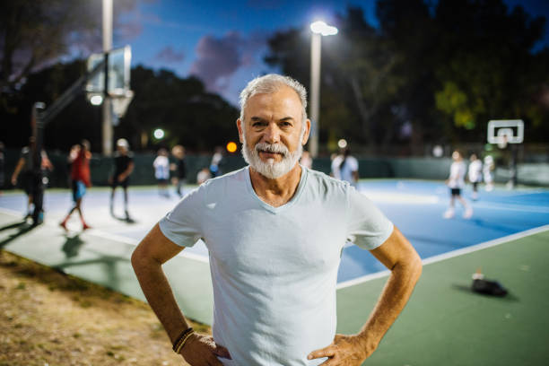 retrato de hombre de latino senior jugando baloncesto en la tarde - miami basketball fotografías e imágenes de stock