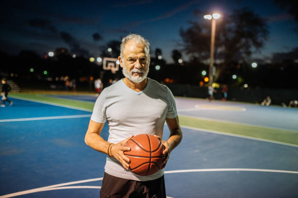 retrato de hombre de latino senior con la bola de baloncesto - miami basketball fotografías e imágenes de stock