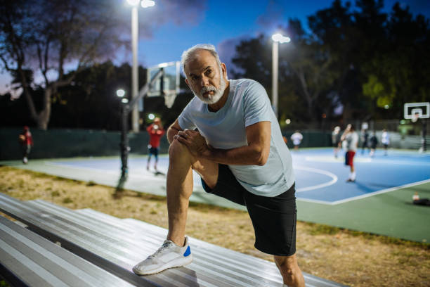 retrato de hombre de latino senior ejercicio y estirar en la noche - miami basketball fotografías e imágenes de stock