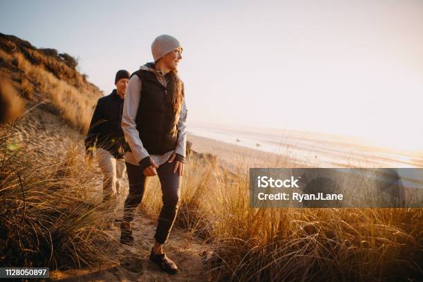 Älteres Paar Wandern An Der Küste Von Oregon Zu Lieben Stockfoto und mehr Bilder von Gehen