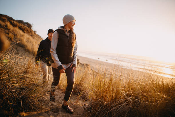 熟女カップル、オレゴン州の海岸でハイキングを愛する - clothing gray hair human age recreational pursuit ストックフォトと画像
