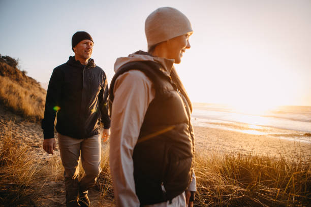 amorevole coppia matura escursioni sulla costa dell'oregon - hiking mature adult women senior adult foto e immagini stock