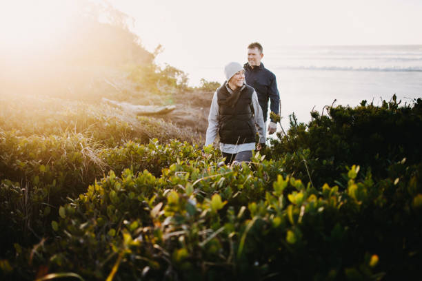 amorevole coppia matura escursioni sulla costa dell'oregon - hiking mature adult women senior adult foto e immagini stock