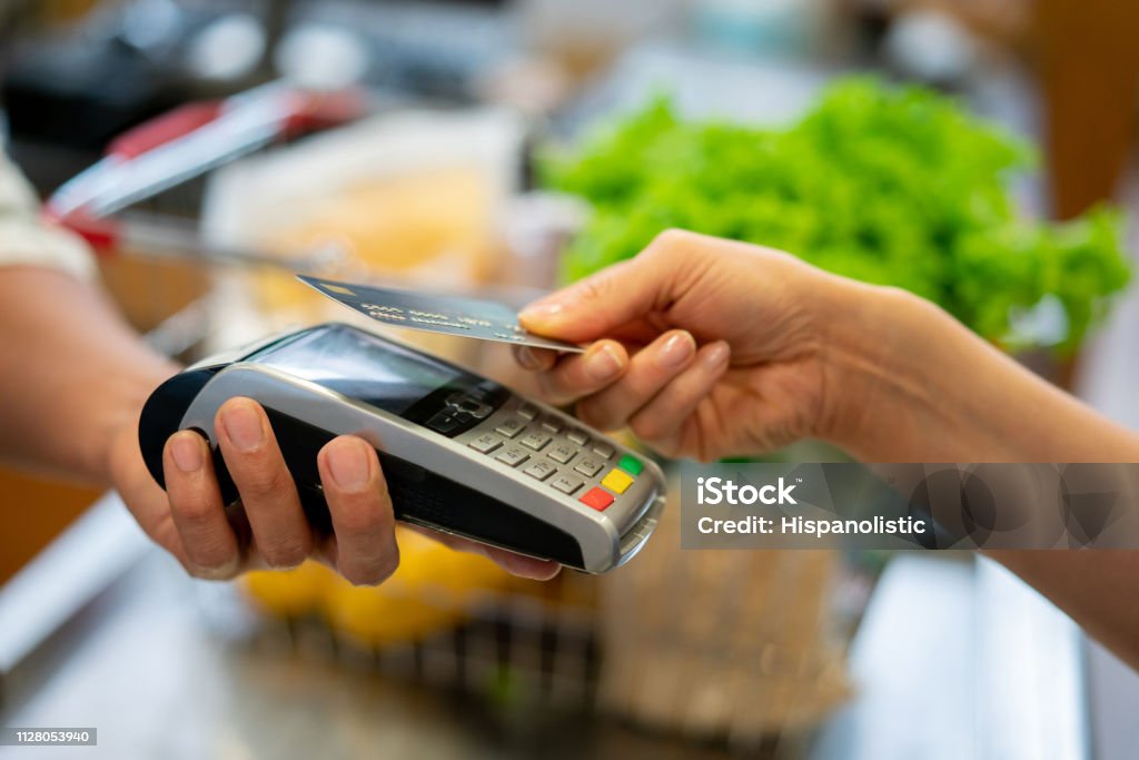 Nahaufnahme von unkenntlich Kunde tun ein kontaktloses Bezahlen im Supermarkt - Lizenzfrei Bankkarte Stock-Foto