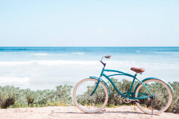 винтажный велосипед перед карибским морем - beach blue turquoise sea стоковые фото и изображения