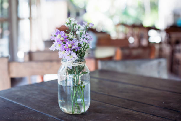 ramo de flores silvestres en una mesa - frasco para conservas fotografías e imágenes de stock