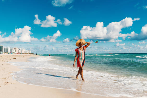 mujer afro-del caribe goza de verano en la playa en estados unidos - miami beach fotografías e imágenes de stock