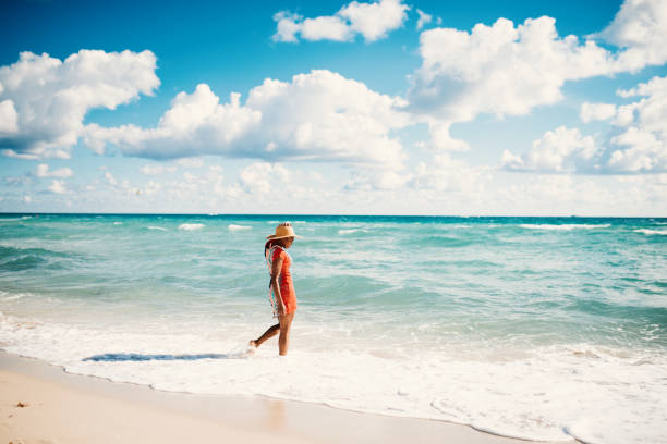 hispanic frau genießt sommer am strand in den usa - miami florida stock-fotos und bilder