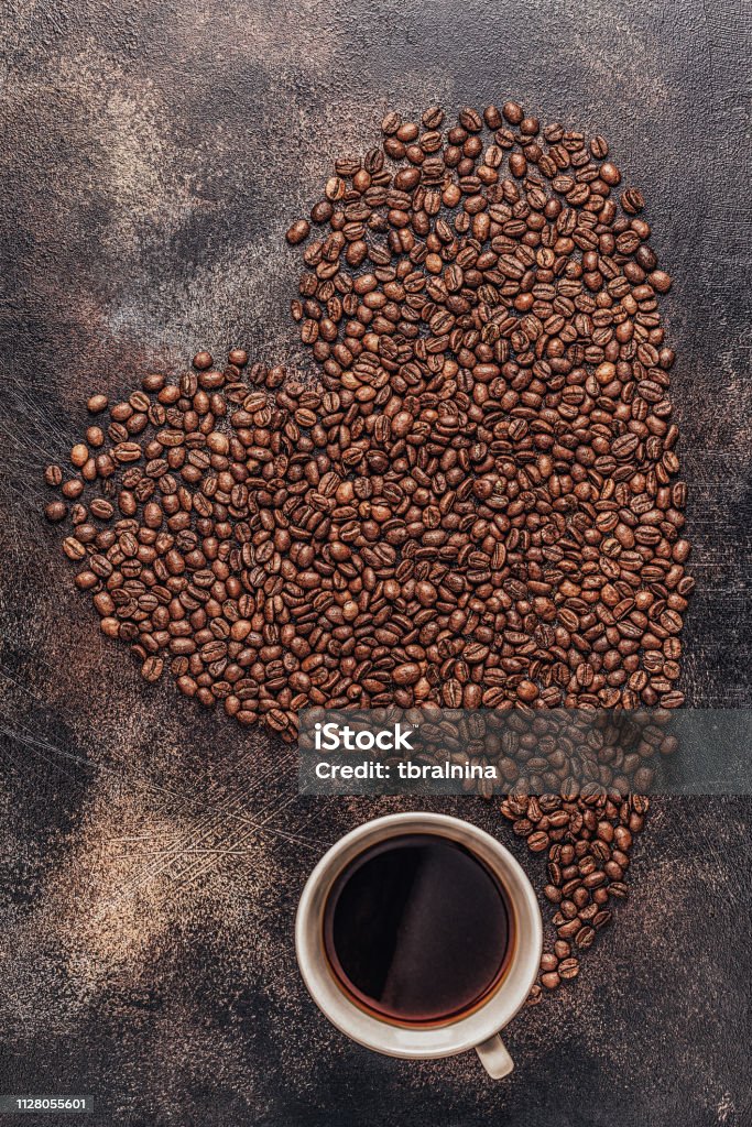 Filiżanka kawy i ziaren kawy wylana w postaci serca - Zbiór zdjęć royalty-free (Biały) Filiżanka kawy i ziaren kawy wylana w postaci serca - Zbiór zdjęć royalty-free (Biały)