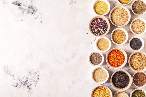 set di diversi superfood - cereali integrali, fagioli e legumi, semi e noci - quinoa sesame chia flax seed foto e immagini stock